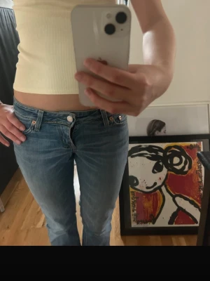 Levis low bootcut jeans - Säljer dessa snygga Levis jeans då dom är för små, st 27, längd 32, dom är ungefär 37cm rakt över midjan