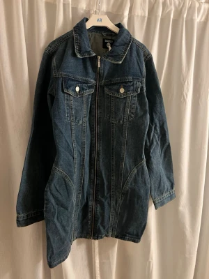 Jeansklänning med dragkedja från Boohoo - Säljer nu en snygg jeansklänning från Boohoo, med prislapp kvar. Den är stor i storleken och skulle passa någon i storlek 36/38.😍🙌🏼