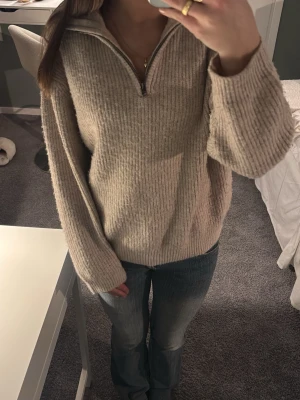 Beige ribbad stickad tröja half zip - Mysig beige stickad tröja från Zara 