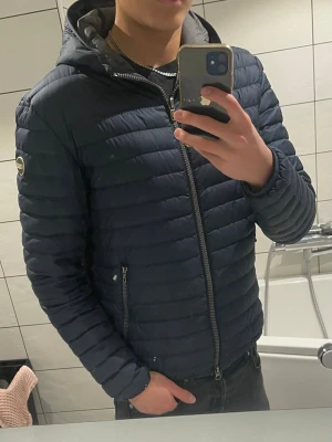 Colmar jacka - Sitter riktigt snyggt. Jag på bilden är 185 skulle säga att den passar dom runt 180 bättre. 🙂