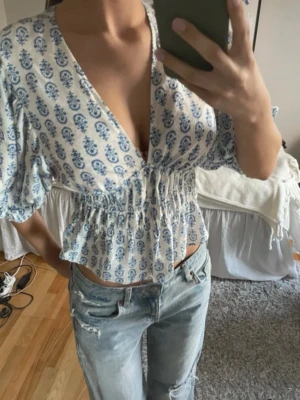 H&M blus  - Blus med blå detaljer💙🤍 pris går att diskuteras vid snabb affär (inga defekter)