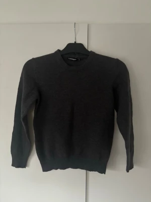 J.lindeberg merinoull tröja - Grå fin kvalitativ merinoull tröja från j.lindeberg i storlek m för barn (8-10 år). J.lindeberg logga på bröstet och inga hål eller fläckar ökar! Grymt skick perfekt basplagg och tveka inte vid minsta fråga!