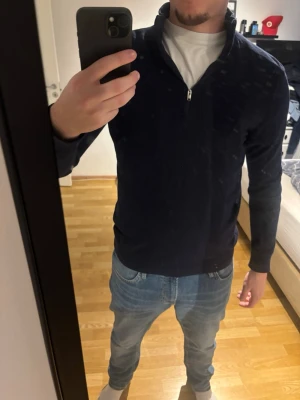 Mörkblå half zip kofta och Svart hel zip kofta Selected Homme - Säljer en stilren mörkblå kofta och Svart kofta från Selected Homme båda i storlek S. Tröjorna har en clean  zip-dragkedja och hög krage. Materialet är mjukt och känns som bomull, perfekt för lager på lager under höst och vinter. Passformen är normal och ärmarna är långa. Säljer bara i bundle