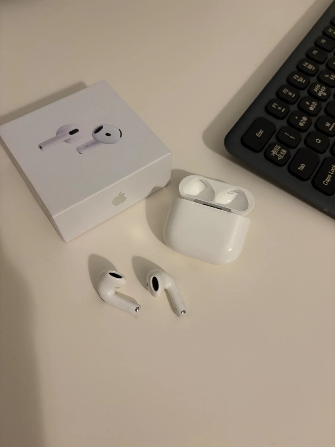 AirPods 4 - 1
