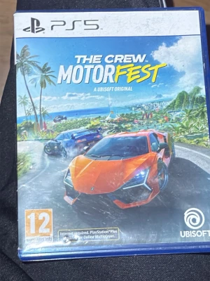 The Crew Motorfest PS5 - The Crew Motorfest till PlayStation 5 är ett fartfyllt racingspel med öppenvärld, där du kan tävla, samla och utforska ikoniska bilar. Skivan och fodralet är i gott skick, med endast mindre ytliga repor på plasten. Perfekt för bilentusiaster och PS5-spelare!