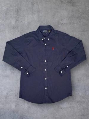 Polo Ralph Lauren Skjorta Mörkblå Herr S - Storlek: S || Skick: 9/10 || Färg: Mörkblå || Nypris: 1600 kr, mitt pris= 449 kr || Följ för liknanande produkter✨ ||