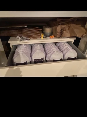 Utförsäljning av kepsar - Hej!  Jag och min kompis ägde ett litet företag för ett år sedan cirka. Vi stängde ner företaget för brist på tid då vi både studerar. Nu säljer vi resterande som blev över. Det är cirka 35 snygga, trendiga kepsar för ett väldigt bra pris! Bara skriv vid funderingar och intresse. Det ingår även en del kartonger till kepsarna