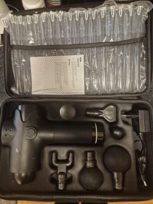 Svart massagepistol från Careical - Rubicson Recovery massagepistol USB-C Ökar blodcirkulationen och lindrar ömma muskler Massagepistol för ökad blodcirkulation och djupgående muskelmassage. Kan användas för att lätta på spänningar och lindra ömma muskler. Bra innan eller efter träningen och för dig med stel nacke eller rygg. 6 massagehuvuden för olika muskelgrupper medföljer. Massagepistolen har en kraftfull motor på 20 watt, 20 hastigheter och ett batteri som varar i upp till 4 timmar på en laddning.