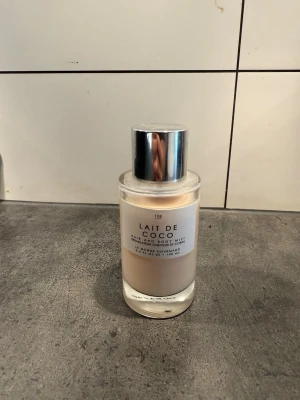 Lait de Coco hair and body mist - Hair & body mist med kokosvibbar. 100 ml flaska, bara några ml som är använt! 