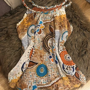 Mönstrad linnetopp från KappAhl - Säljer en färgglad linnetopp från KappAhl med flätade axelband och ett bohemiskt mönster i brunt, blått, orange och vitt. Toppen har ärmlös design och ett luftigt fall, perfekt för varma dagar och sommarens alla äventyr.