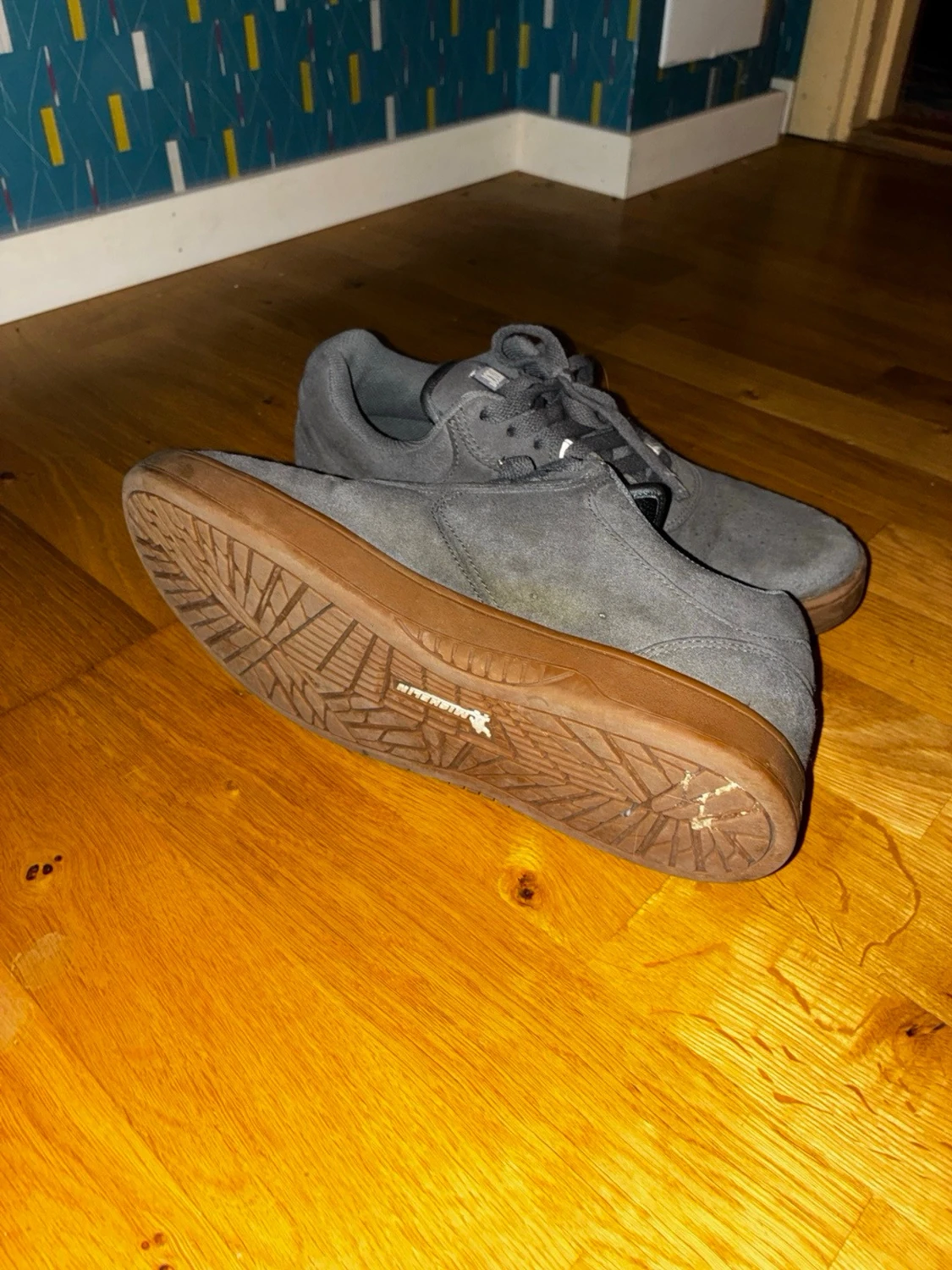 Gråa Etnies sneakers i mocka - 2