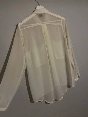 Vit skjorta - Superskön och luftig. Storlek 34 (XS) men passar även en S. Knappt använd.