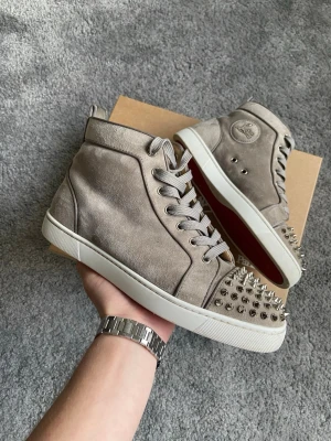 Louboutin skor - Säljer dessa unika och sjukt snygga höga louboutins i storlek 41, sitter stort. Riktigt bra skick som du ser på bilderna. Allt og tillkommer, alltså kvitto, box, dustbag, extra snören o spikar. Hör av er vid frågor