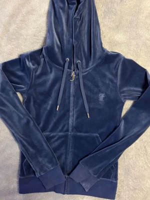 Juicy couture tröja - Jätte fin juicy couture💙Liten fläck på armen, borde gå att tvätta bort lätt. Nypris: 1300kr