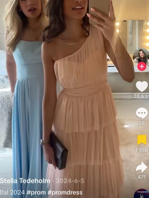 Ljusrosa balklänning med volanger - Säljer en superfin ljusrosa balklänning. Klänningen har oneshoulder-modell och är gjord i ett tunt, flowy material. Perfekt för bal eller student! 💕passar någon som är ca 150-160 cm lång!