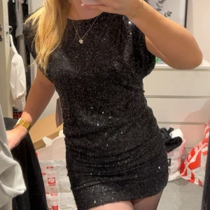 Glittrig klänning - Jättefin glittrig klänning från Nelly i storlek S som aldrig är använd, prislapp finns kvar!🖤 Lätt axelvaddering också. Nypris 599