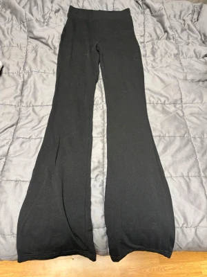 Svarta bootcut byxor från 157 XS - Säljer ett par svarta bootcut byxor från 157 i storlek XS. Byxorna har hög midja och är tillverkade i ett mjukt och stretchigt material som sitter skönt. 
