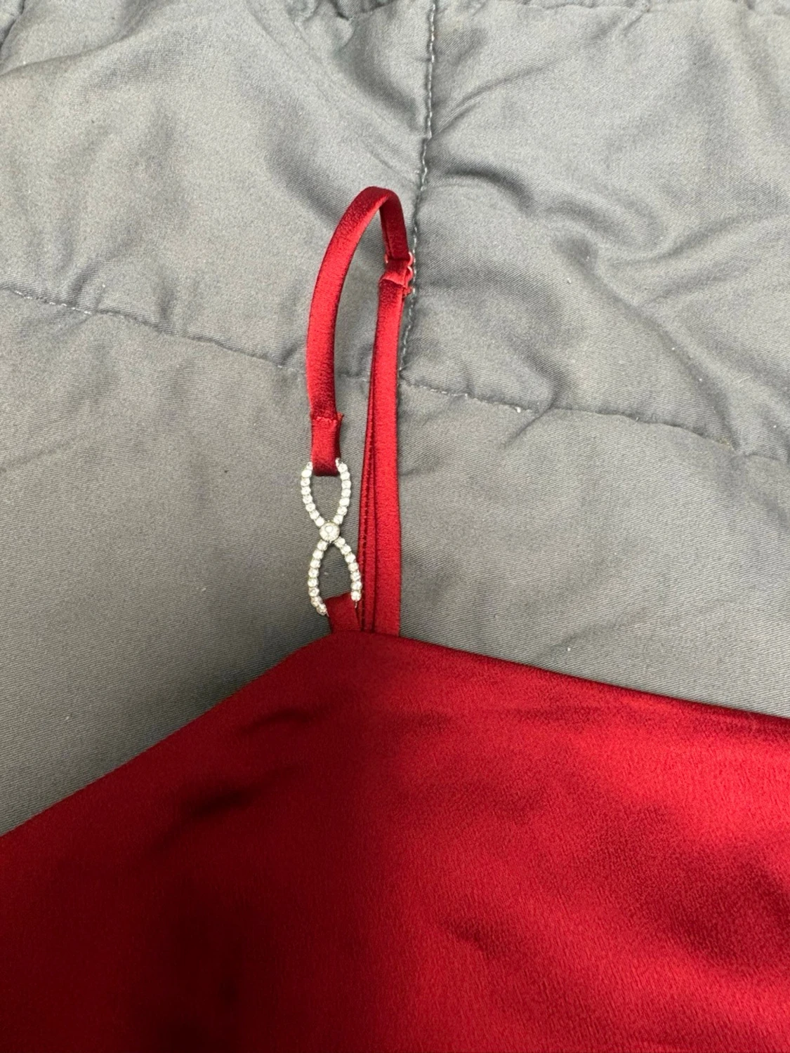 Röd satinlinne från H&M med strassdetalj - 1