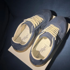 Helt nya Maison Margiela Gats - Helt nya mörkblåa Gats, skriv för mer mer info.     Skokartong ingår.                                                          Innersula 28 cm.                                                        True to size.                                                             0bs lnte 0rglnaI.                                                                   Skriv för mer bilder 