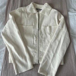 Snygg kofta - Skitsnygg kofta från åhlens! Skriv till mig om man vill köpa så sätter jag på "Köp Nu"❤️