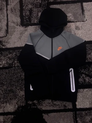 Nike tech - Nike tech kofta, med reflex som lyser, koftan har använts ett par gånger, skick nästan som ny!// storlek M men skulle sagt det passar mer för nån som har S då den är liten i storlek.