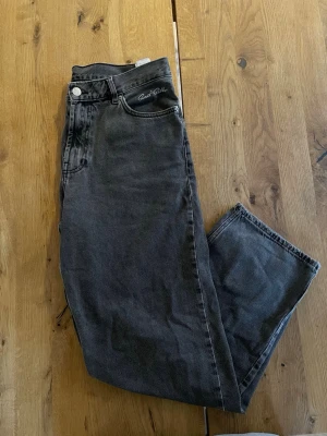 Svarta Sweet Skateboarding jeans - Säljer ett par svarta jeans från Sweet Skateboarding Company med broderad logga vid fickan och klassisk patch bak. Jeansen har hög midja, raka ben och femficksmodell. Materialet är slitstark denim i bomull och passformen är normal.