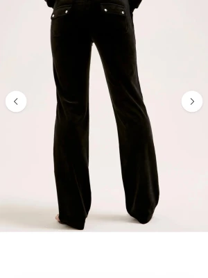 Svarta juicy couture byxor - Säljer ett par svarta juicy couture med breda ben och snygga fickor med knappar bak. Byxorna har snörning i midjan och är riktigt sköna och mjuka. Perfekta om du gillar en loose och chill stil. Defekter syns på bilderna vilket är att ena sån saken vid snöret är borta o ett pyttelitet hål i bak men är inget som syns på❣️❣️ pris: 150kr❣️