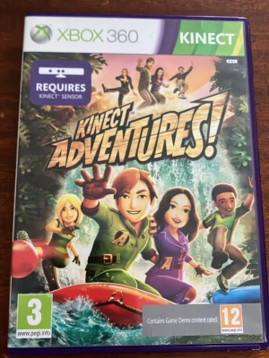 Kinect Adventures! (Xbox 360) - Kinect Adventures! till Xbox 360 är ett rörelsebaserat spel som kräver Kinect-sensor. Upplev 20 spännande äventyr med hela kroppen. Fodral och skiva i gott skick, inga synliga repor. Perfekt för familj och vänner!