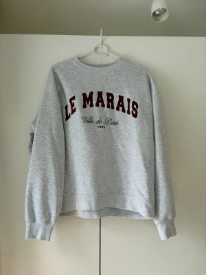 Grå college tröja - Säljer denna supersnygga college tröjan som är grå med vinröda detaljer. Skulle säga att den är normal i storleken och passar till allt.💖
