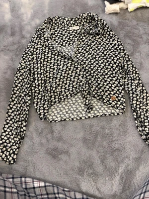 Skjorta med blommor - Skjorta med blommor och knytning där nere