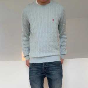 Ljusblå Morris kabelstickad tröja - Säljer en sjukt fet ljusblå kabelstickad tröja från Morris. Tröjan är i strl L men sitter mer som M. Tröjan är även i mycket bra skick och hör gärna av er vid frågor elr funderingar!!   