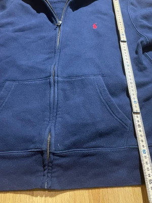 Ralph lauren tröja  - Hej säljer min hoodie. Storlek 14-16 år fast är liten i storlek !