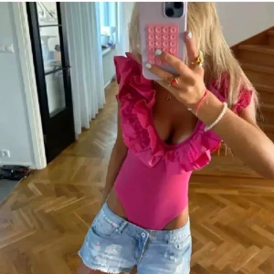 Rosa volangbody från zara - Den är i storlek S💗 Sååå fin men säljer då den inte kommer till användning! 2 & 3 är egna bilder