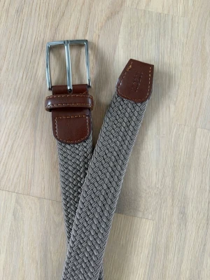 || Flätat Bälte || 105 cm - || Flätat bälte || Färg: Mörkbeige || Storlek: 105 cm || Pris: 79kr || Inga defekter eller liknande ||