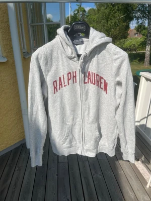 Polo Ralph Lauren-hoodie - Grå hoodie från Polo Ralph Lauren. Storlek M. Mycket mjuk och skön