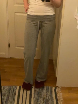 Grå mjukisbyxor - Säljer ett par supernöjd grå mjukisbyxor med  resår i midjan och snörning framtill.💕Byxorna har raka ben och är gjorda i mjukt bomullsmaterial. De är redan rätt lågmidhade men går också lätt att vika ner så de blir ännu lägre! Säljer då jag nyss fått ett par liknande! Bara använda ett fåtal gånger. Byxorna är bra i längden på mig som är 177☺️