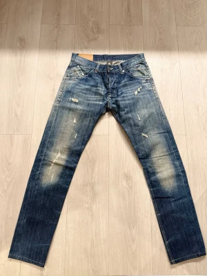 Dondup jeans - Säljer ett par schyssta dondup jeans för ett bra pris. Först i kvarn får ALLTID bäst pris. 💯. Inga defekter på jeansen. Vid mer frågor är det bara att skriva 