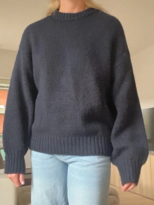 Mörkblå stickad tröja från NA-KD - Oversized tröja från NA-KD i strl M💞