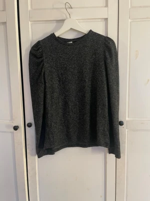 Mörkgrå långärmad tröja från Zara - Mysig mörkgrå tröja från Zara med puffade axlar och rund hals. Långärmad modell i mjukt stickat material som passar perfekt till jeans eller kjol.