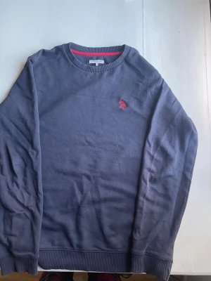 U.S polo tröja blå - Blå us polo tröja, använd fåtal gånger, jättebra skick 10/10, tvättas innan frakt, 