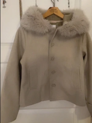 Beige jacka med päls - Y fur jacket från Gina tricot storlek S🤍