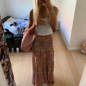 As snygg kjol  - superfin långkjol som knappt är använd köpt för 500!!!💕💕