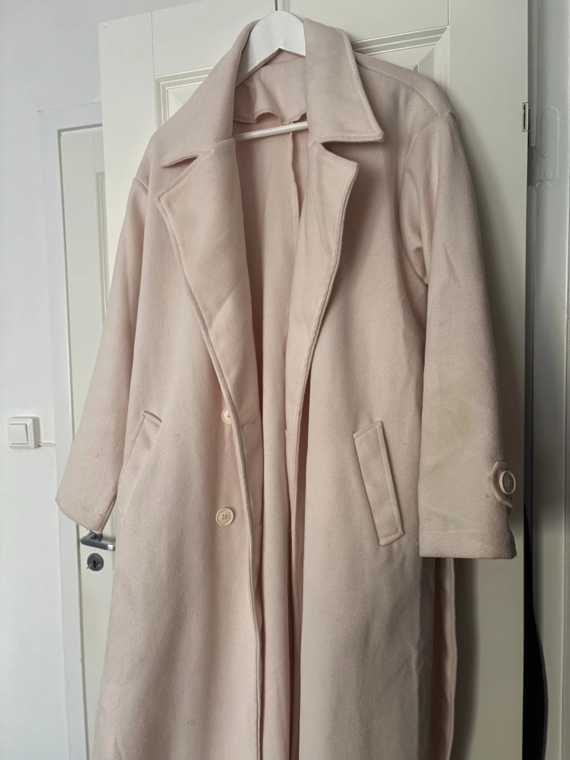 Ljusbeige kappa med bälte och knappar - 1