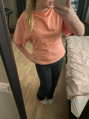 Mörk blå mjukisbyxor med snörning - Säljer ett par mysbyxor från lager 157🫶🏻🫶🏻 Har användts en del men är i bra skick!! Jag står inte för frakten💕💕