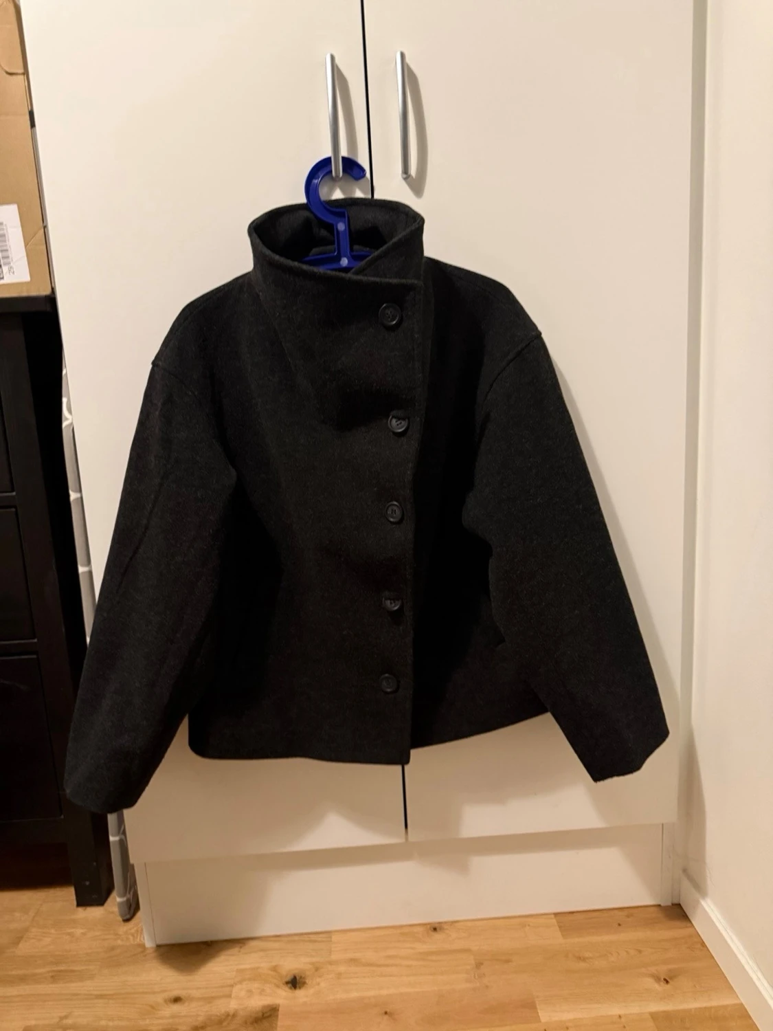 Svart ullkappa med hög krage