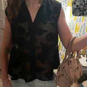 Svart blus - Super söt blus med blommor, lite genomskinlig som man kan se på bilden 💕