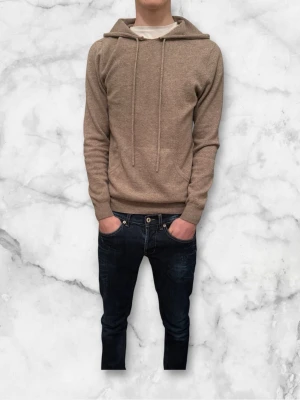 John Henric 100% Kashmir hoodie  - Hej! Säljer nu denna snygga eftertraktade 100% Kashmir hoodie från John Henric! Storlek S skick 9/10! Ny pris runt 3000kr säljs för 849kr 