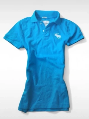 Blå piké från Abercrombie & Fitch - Snygg blå pikétröja från Abercrombie & Fitch med klassisk krage, korta ärmar och knappslå framtill. På bröstet finns en vit broderad älglogga. Perfekt till jeans eller shorts för en avslappnad look.