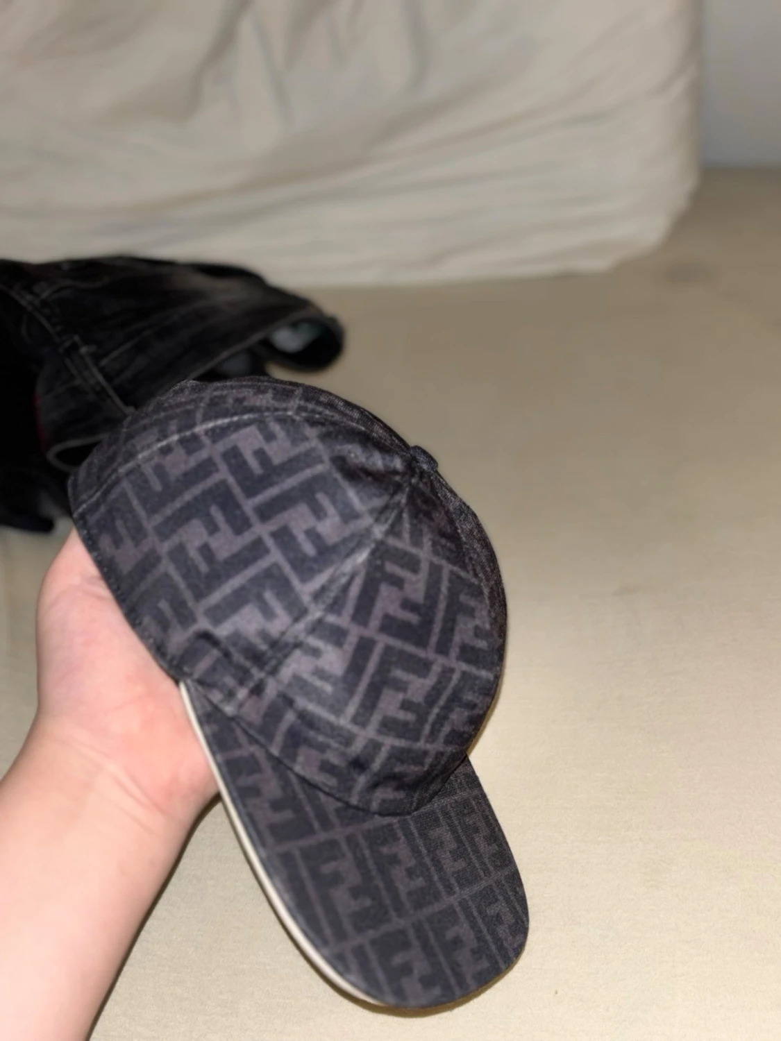 Svart Fendi keps med logomönster - 1