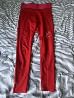 Nike träningstights - Använd ytters få gånger så i ett nästan oanvänt skick. I barnstorlek men skulle säga ungefär XS